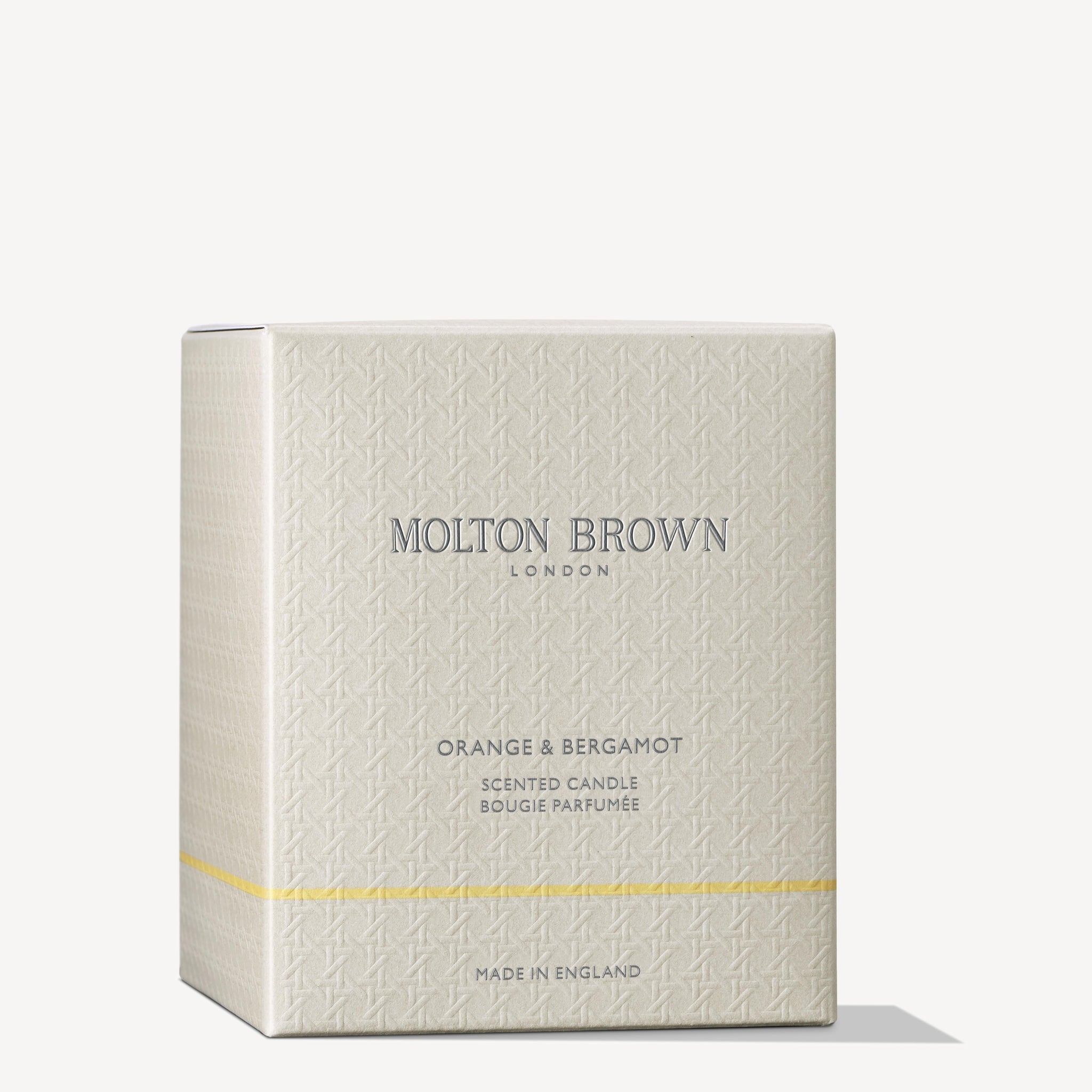 A cream-colored box with subtle patterns labeled MoltonBrown Nederlands. Below, it reads Orange & Bergamot Signature Kaars 190g: een enkele lont kaars voor een energieke gloed. MADE IN ENGLAND staat ook op de doos.