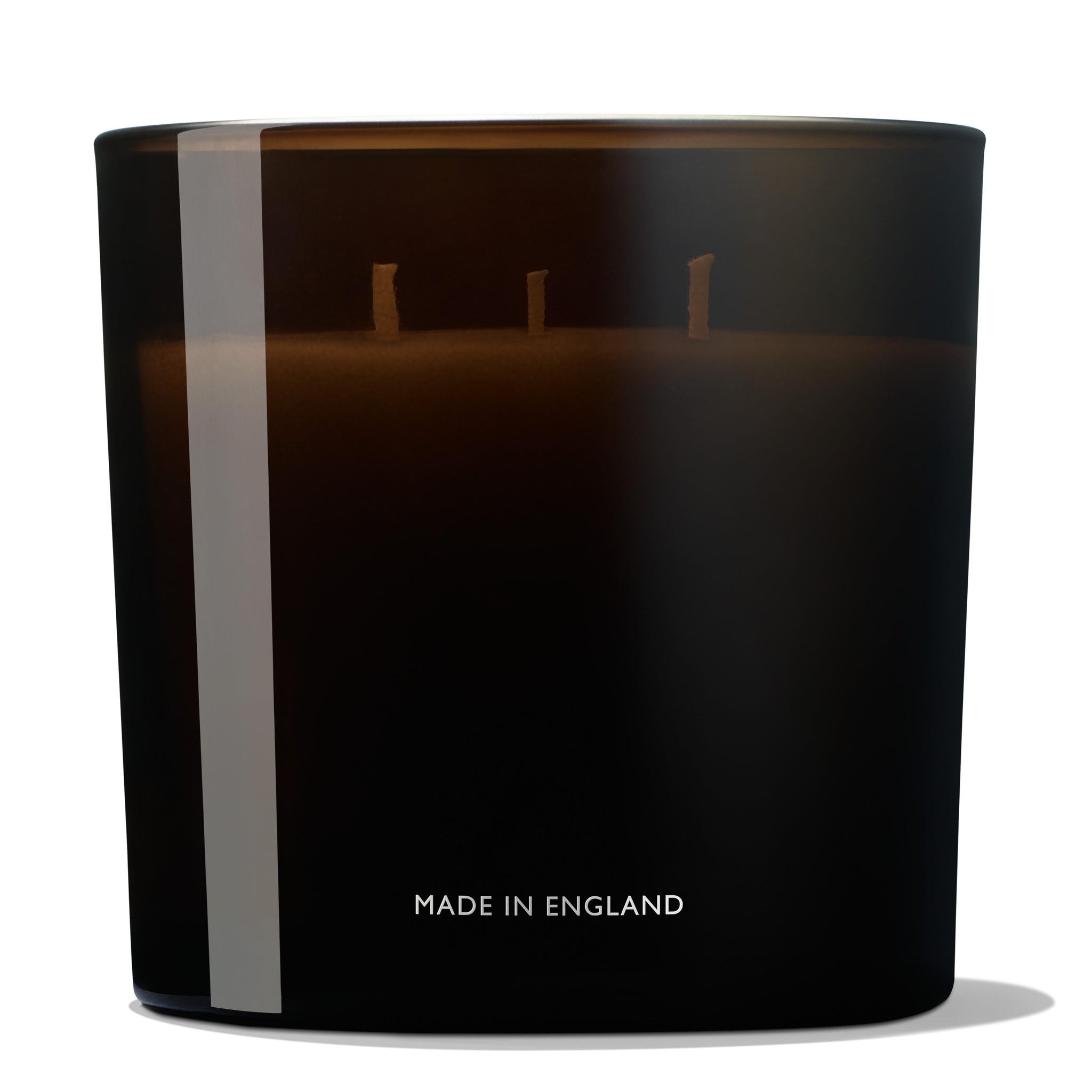 The MoltonBrown Nederlands Re-charge Black Pepper Luxury Kaars 600g features black glass with three wicks, a vertical white stripe, and 'MADE IN ENGLAND' at the base—ideal for adding elegant Black Pepper fragrance to any woonkamer.
