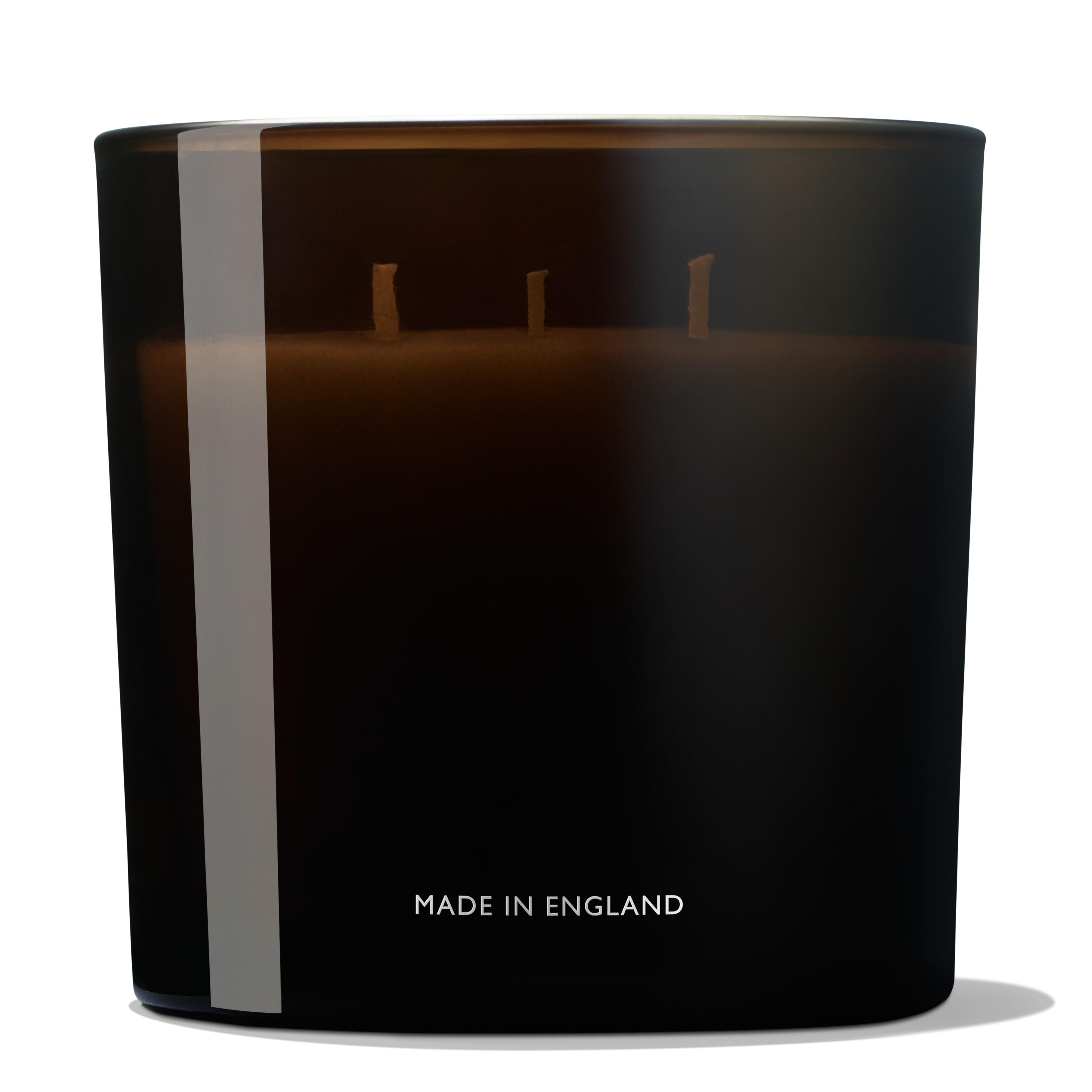 The MoltonBrown Nederlands Re-charge Black Pepper Luxury Kaars 600g features black glass with three wicks, a vertical white stripe, and 'MADE IN ENGLAND' at the base—ideal for adding elegant Black Pepper fragrance to any woonkamer.