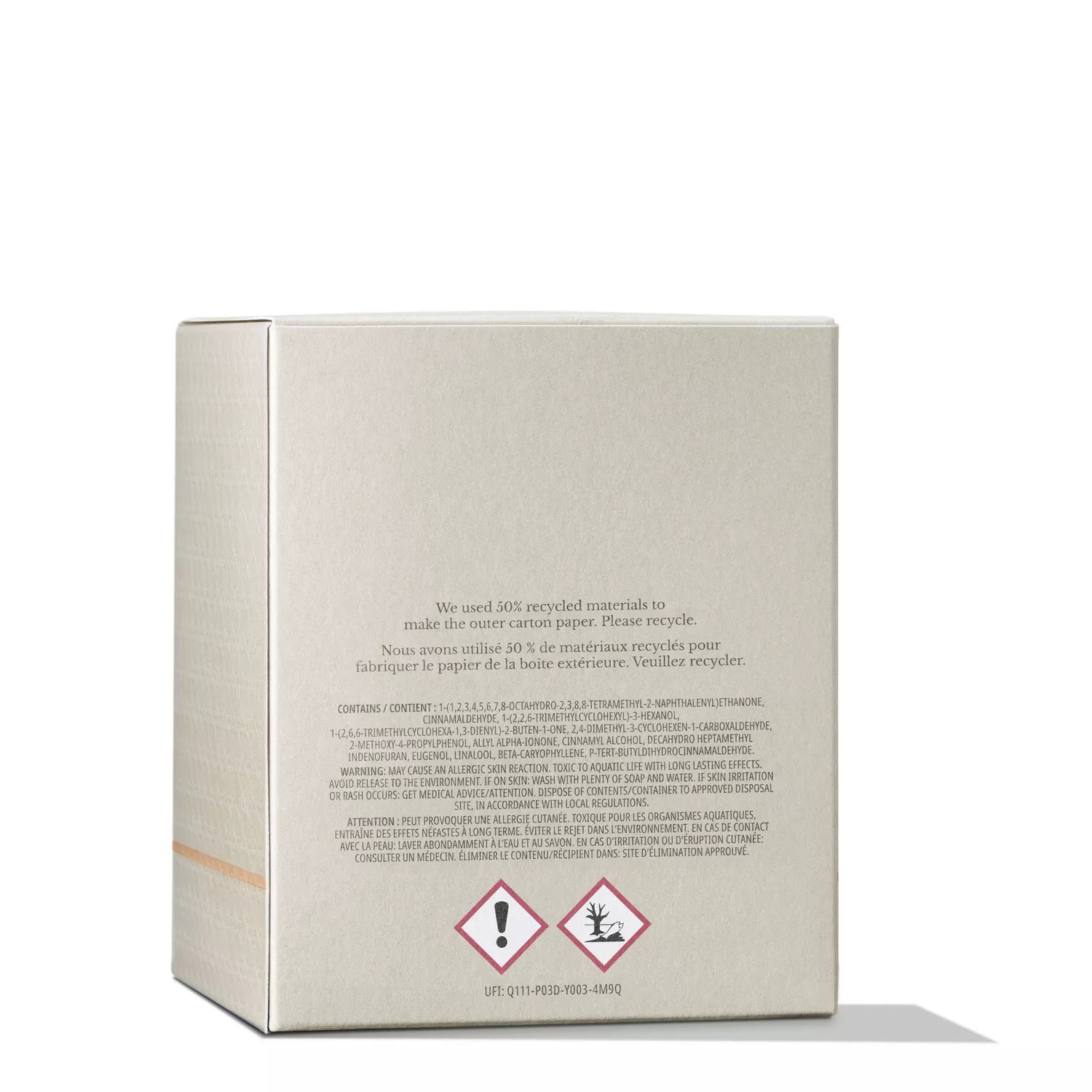 The Mesmerising Oudh Accord & Gold Luxury Kaars 600g by MoltonBrown Nederlands comes in a beige box with black text, two hazard symbols, 50% recycled material, and bilingual English-French wording, shown against a white background.