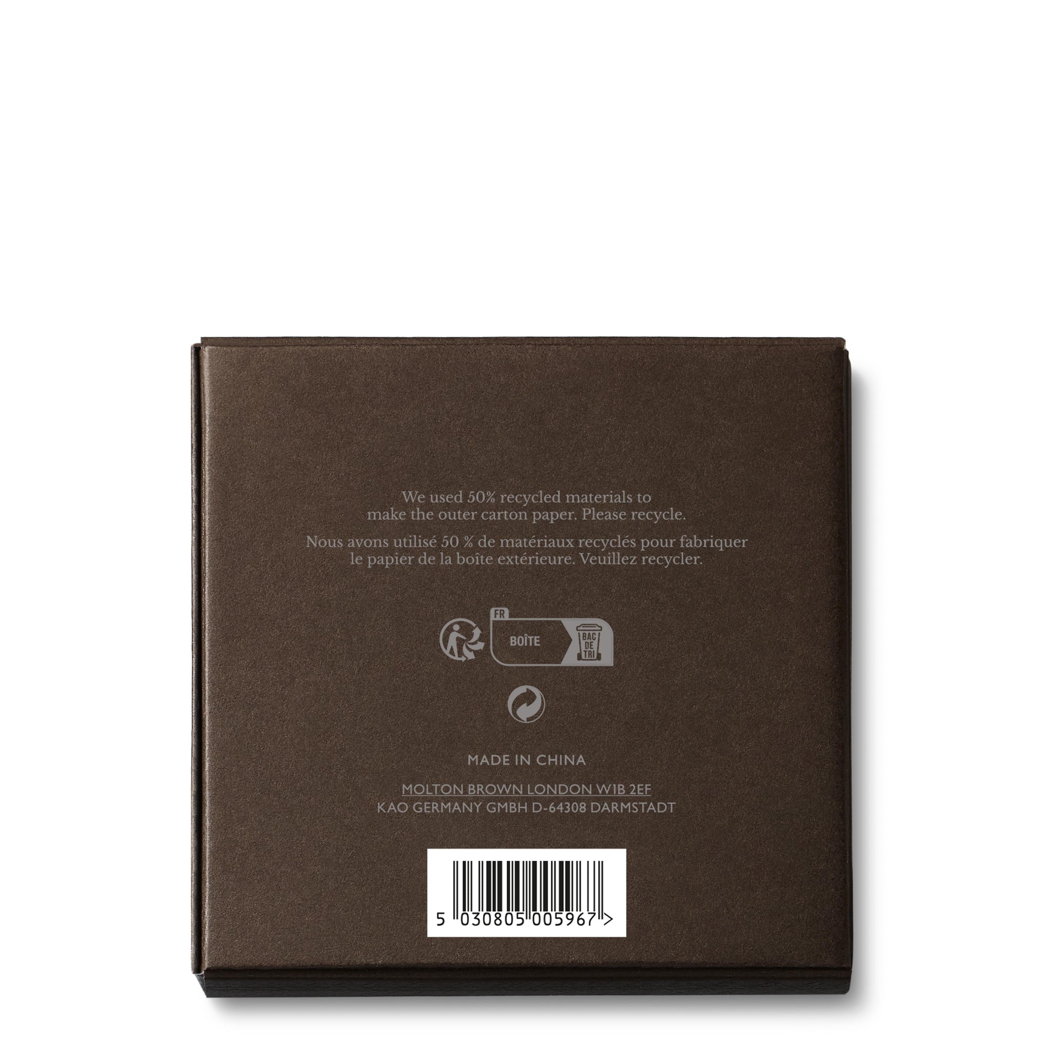 A brown square box back view shows recycling symbols, English/French text about recycled materials, manufacturer info, and a barcode at the bottom. Designed for kaars bescherming en geur behoud. Product: MoltonBrown Nederlands Signature Kaars Lid 98g.