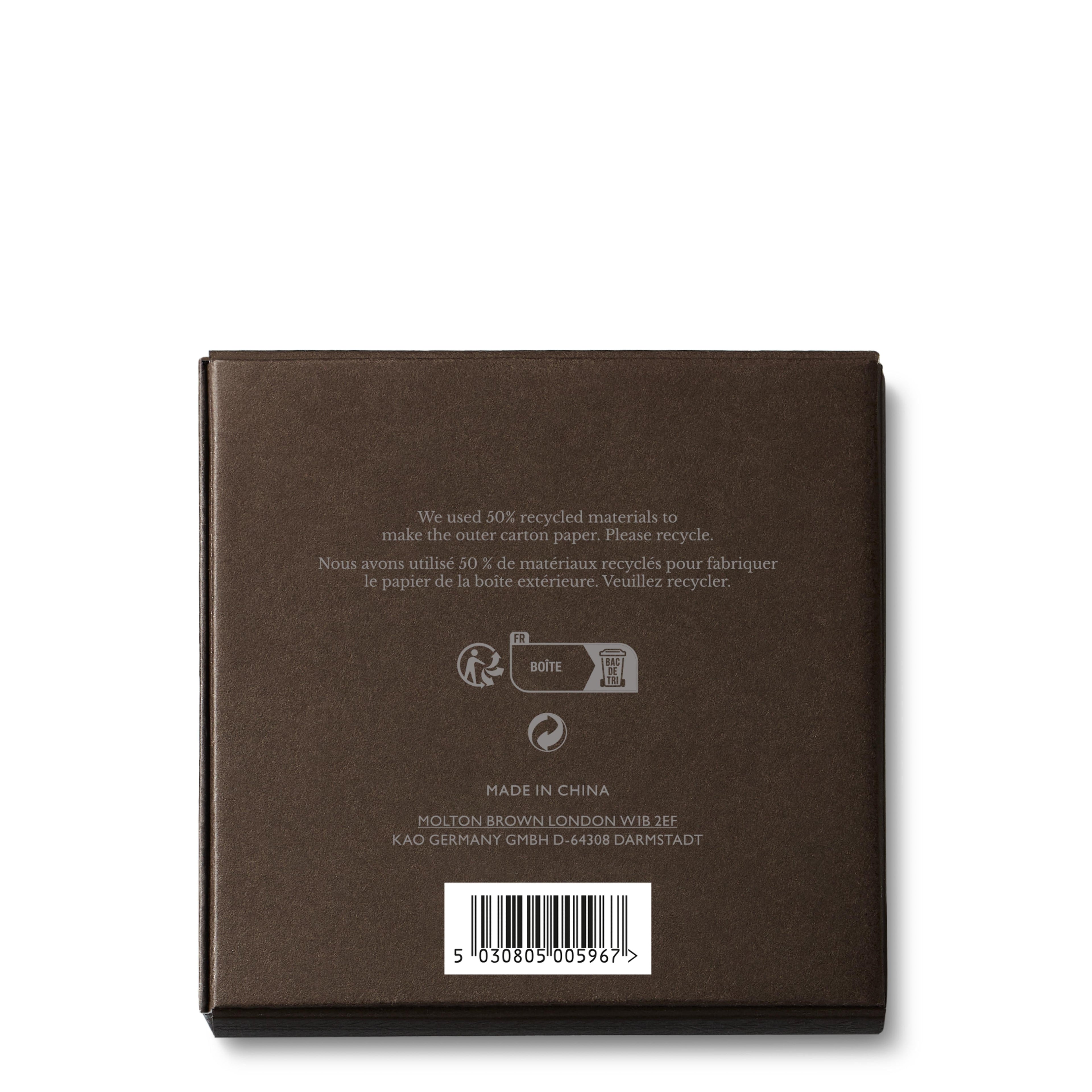 A brown square box back view shows recycling symbols, English/French text about recycled materials, manufacturer info, and a barcode at the bottom. Designed for kaars bescherming en geur behoud. Product: MoltonBrown Nederlands Signature Kaars Lid 98g.