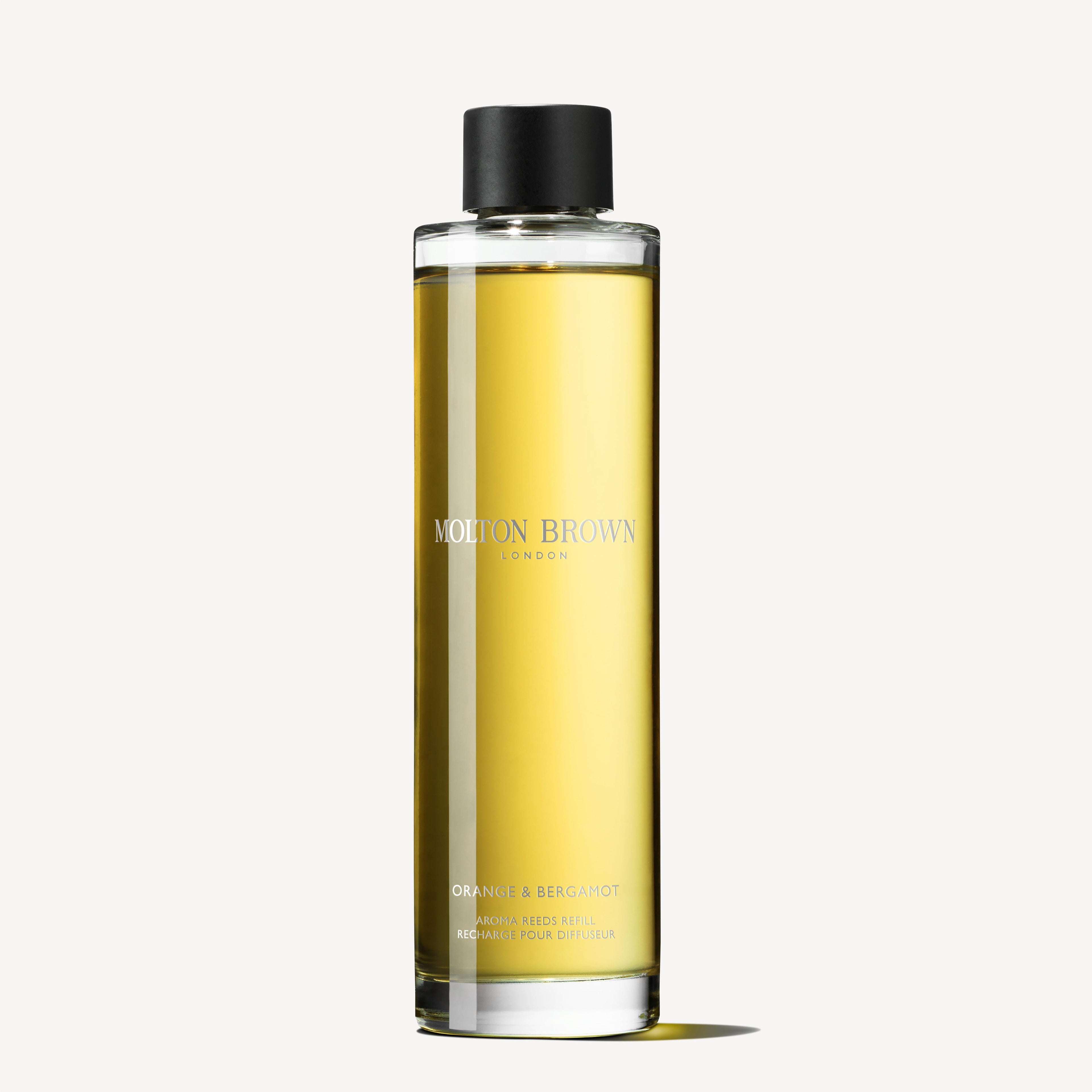 The MoltonBrown Nederlands Orange & Bergamot Geurstokjes Navulling 150ml is a clear glass bottle with yellow liquid and black cap, offering a citrus geur—a duurzame keuze for your home. The upright design stands out on any white background.