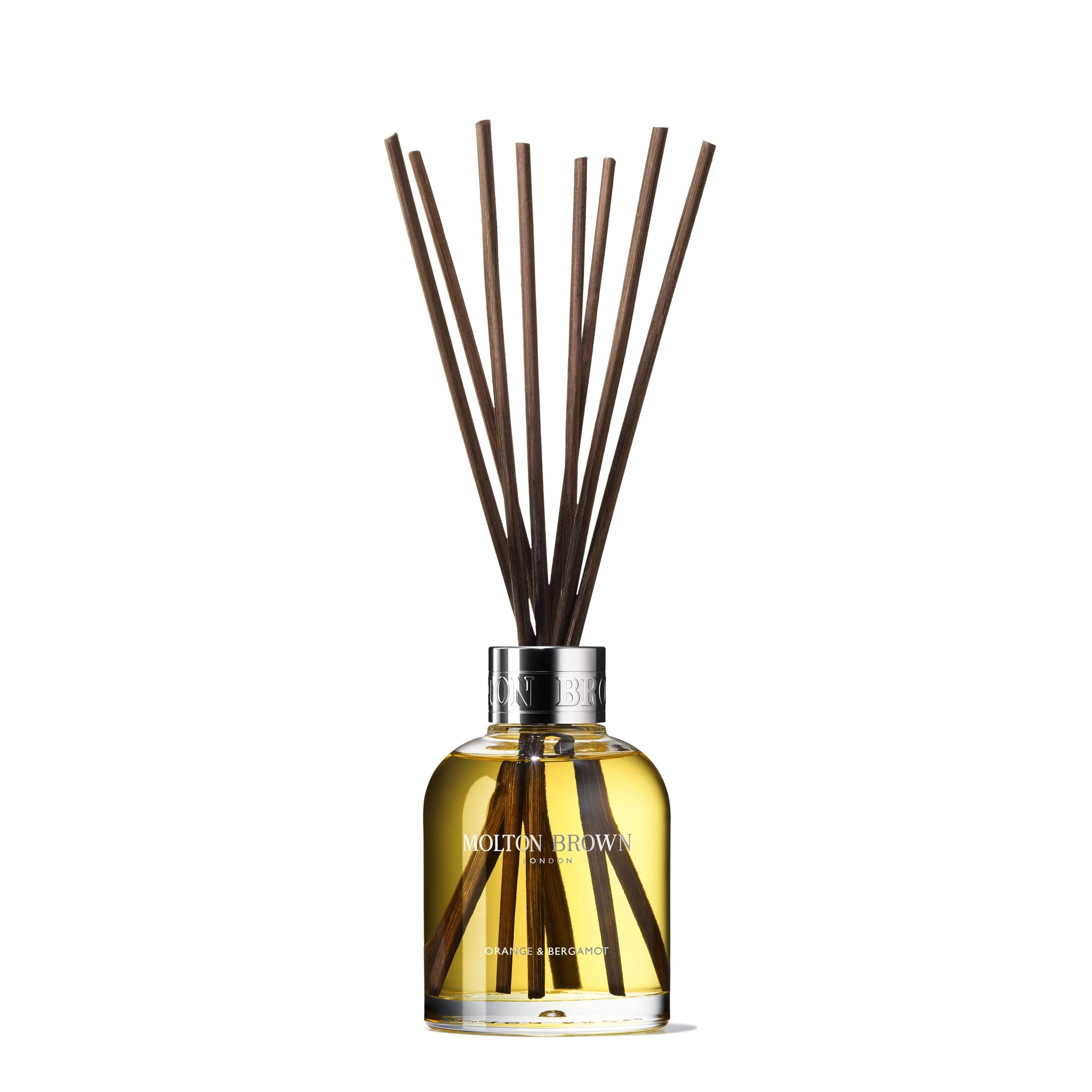 A 150ml glass bottle of MoltonBrown Nederlands Orange & Bergamot Geurstokjes Navulling with yellow liquid and several thin brown sticks stands upright on a white background, providing a fresh citrus scent for an uplifting atmosphere.