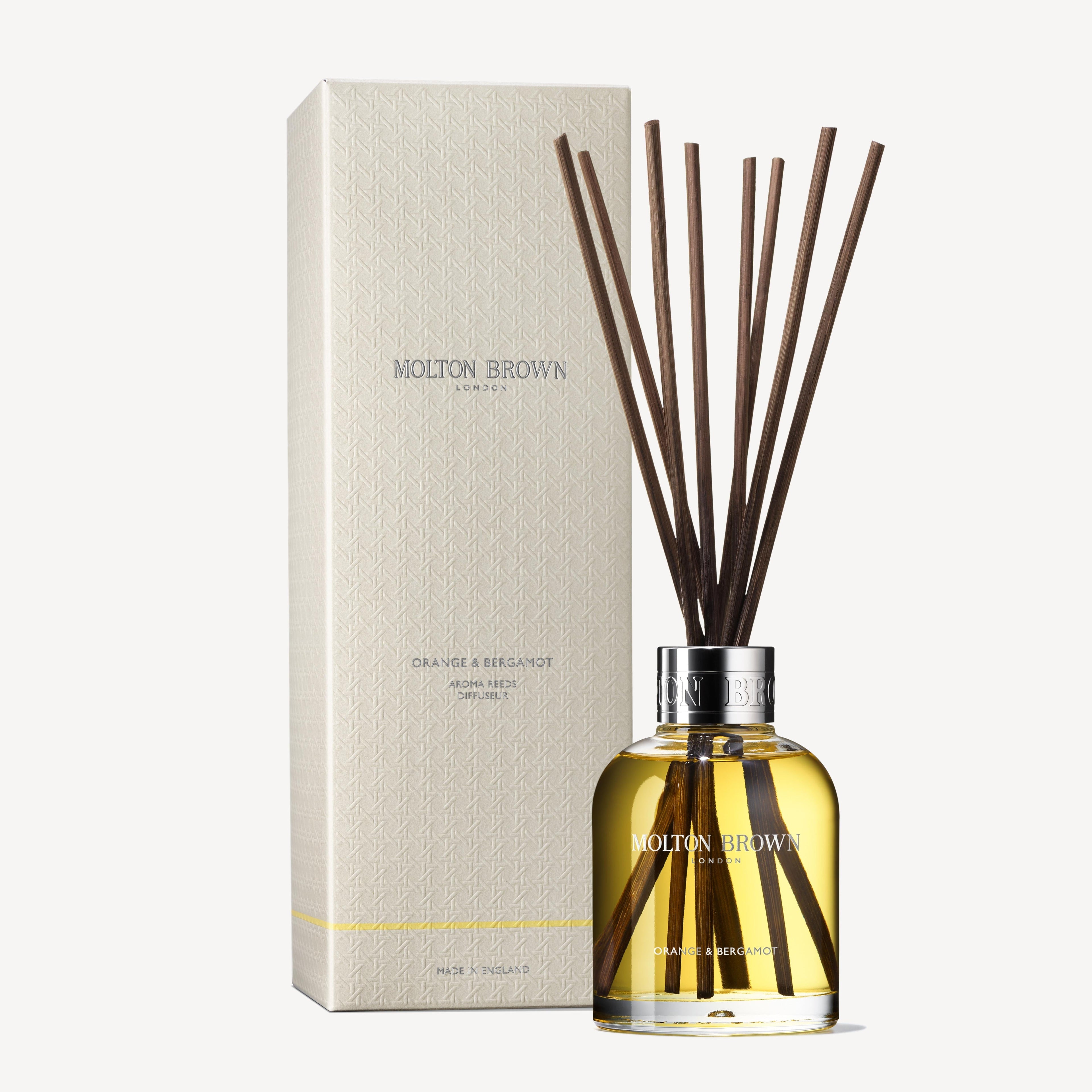 MoltonBrown Nederlands test 2 Orange & Bergamot Geurstokjes 150ml (Copy) with dark reeds and beige patterned box offers a luxurious citrus scent, displayed together on a white background.