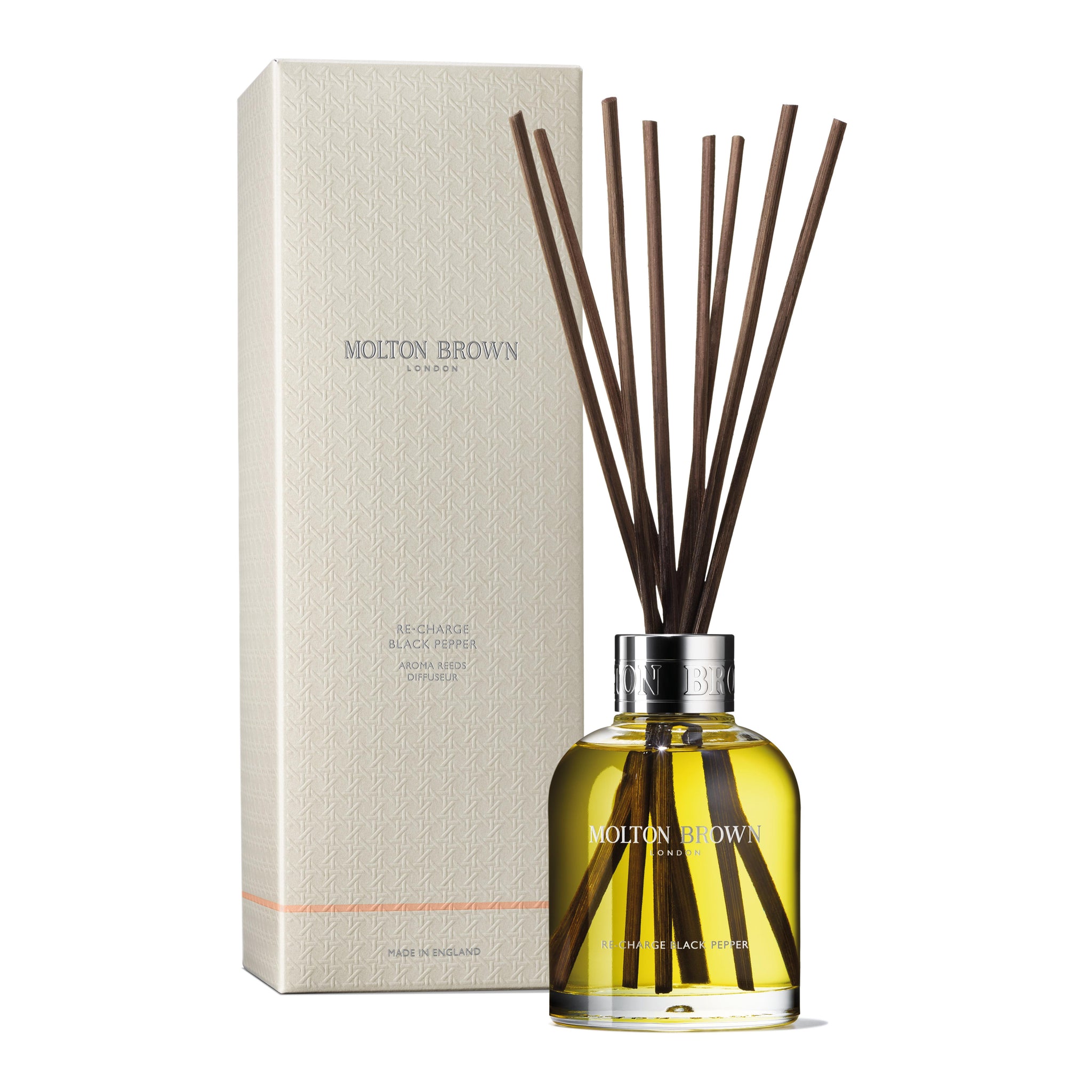 The MoltonBrown Nederlands Re-charge Black Pepper Geurstokjes 150ml features brown reeds in a round glass bottle with yellow liquid and comes in a beige textured box. Enjoy the signature houtig-citrus geur of these black pepper geurstokjes.