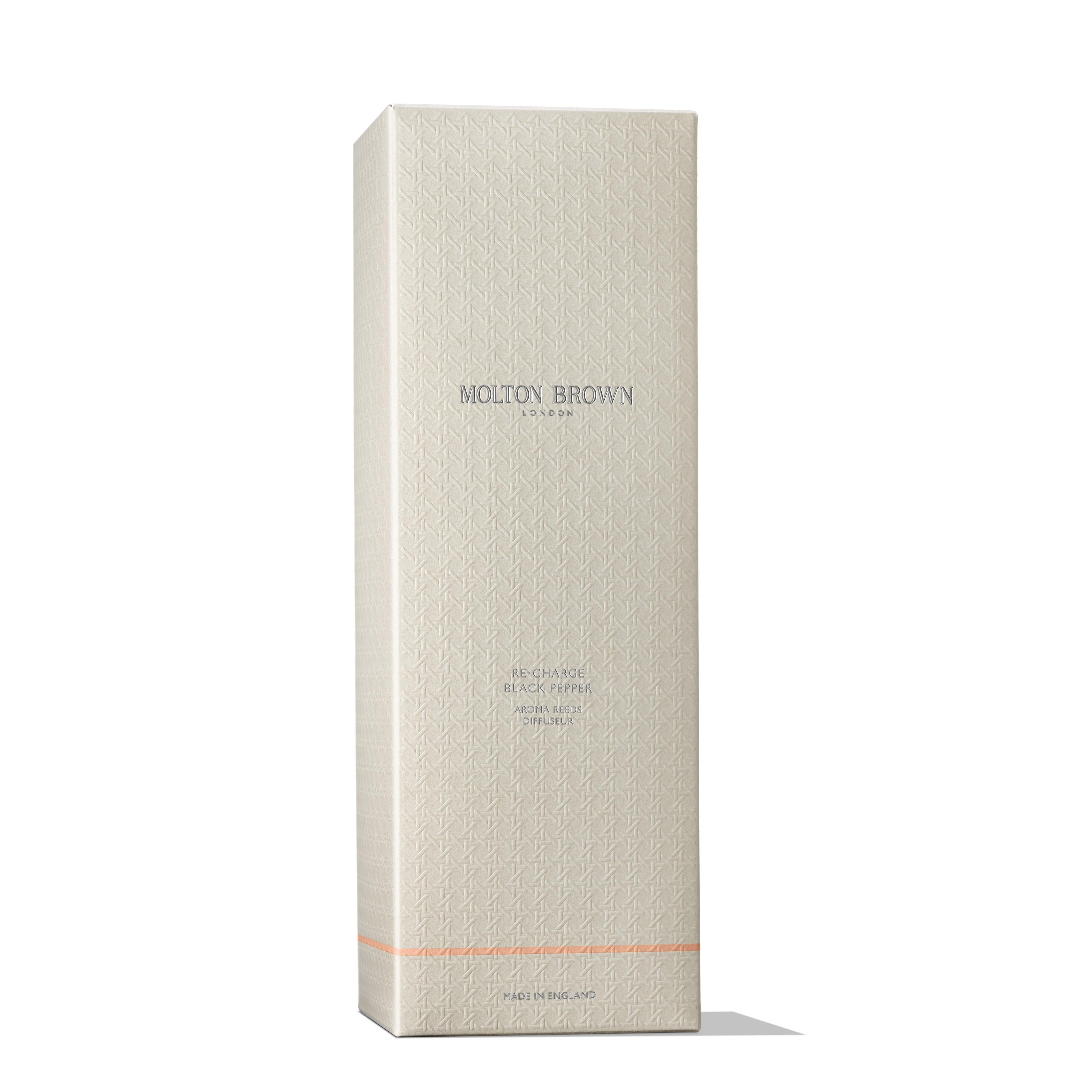 A beige, textured rectangular box labeled "MoltonBrown Nederlands Re-charge Black Pepper Geurstokjes 150ml" stands upright against a white background—ideal for fans of huisparfum or een houtig-citrus geur.