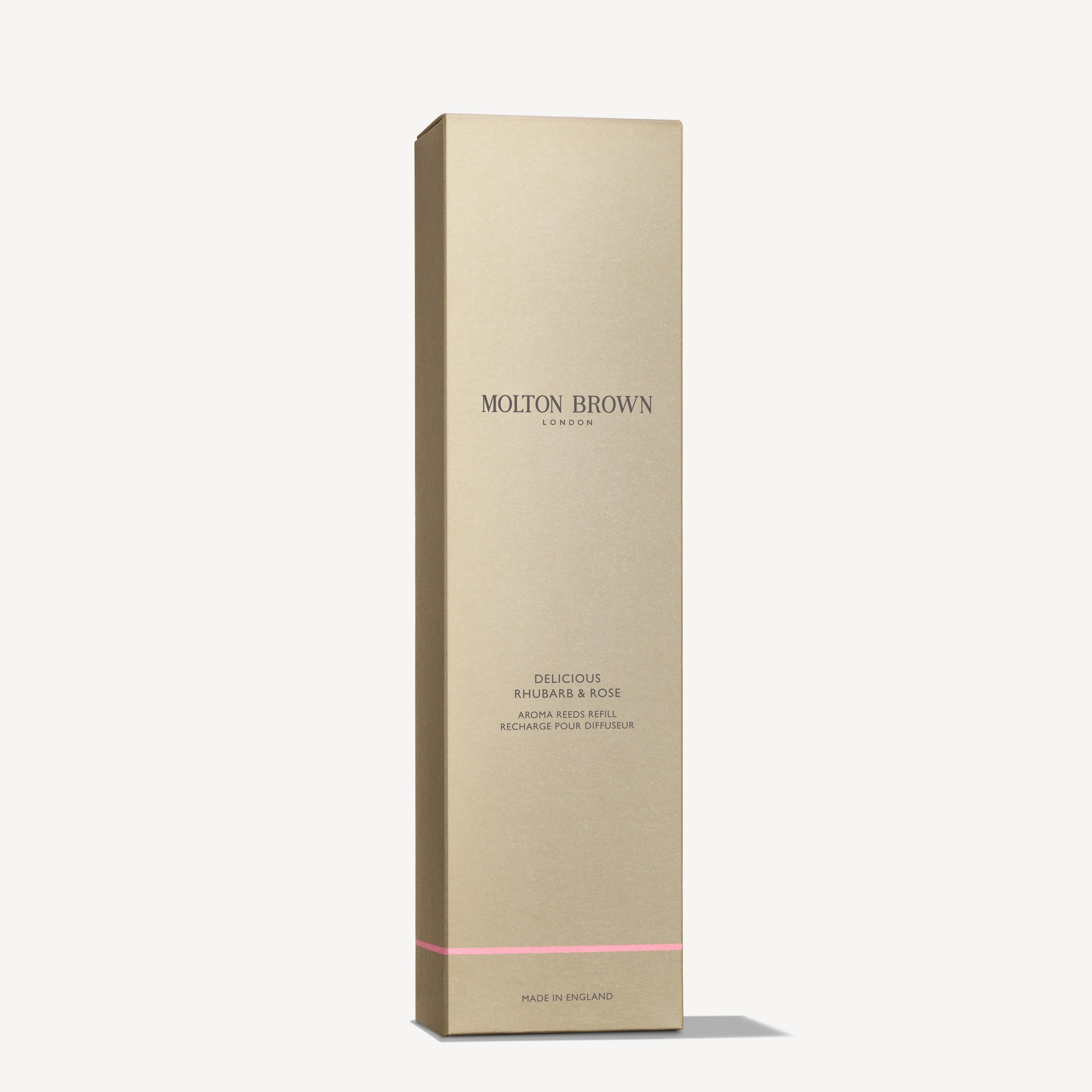 A tall, rectangular light gold box with MoltonBrown Nederlands at the top and Delicious Rhubarb & Rose Geurstokjes Navulling 150ml below, set against a plain white background—een elegante en milieuvriendelijke keuze.