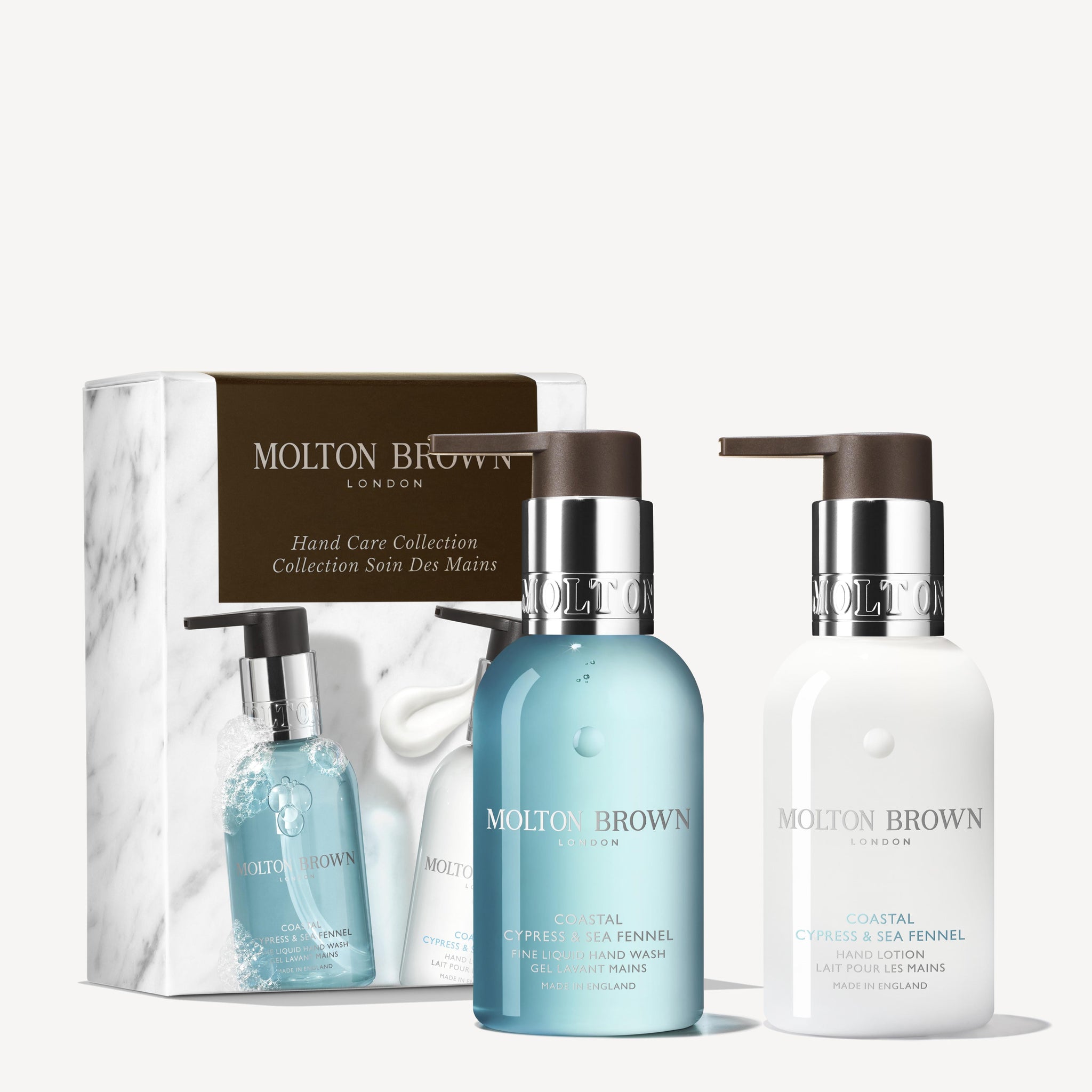 MoltonBrown Nederlands Coastal Cypress & Sea Fennel Hand Verzorgingscollectie bevat een luxe giftbox met twee pompflacons: blauwe hand wash en witte handlotion, beide gelabeld en stijlvol gepresenteerd voor de verpakking.
