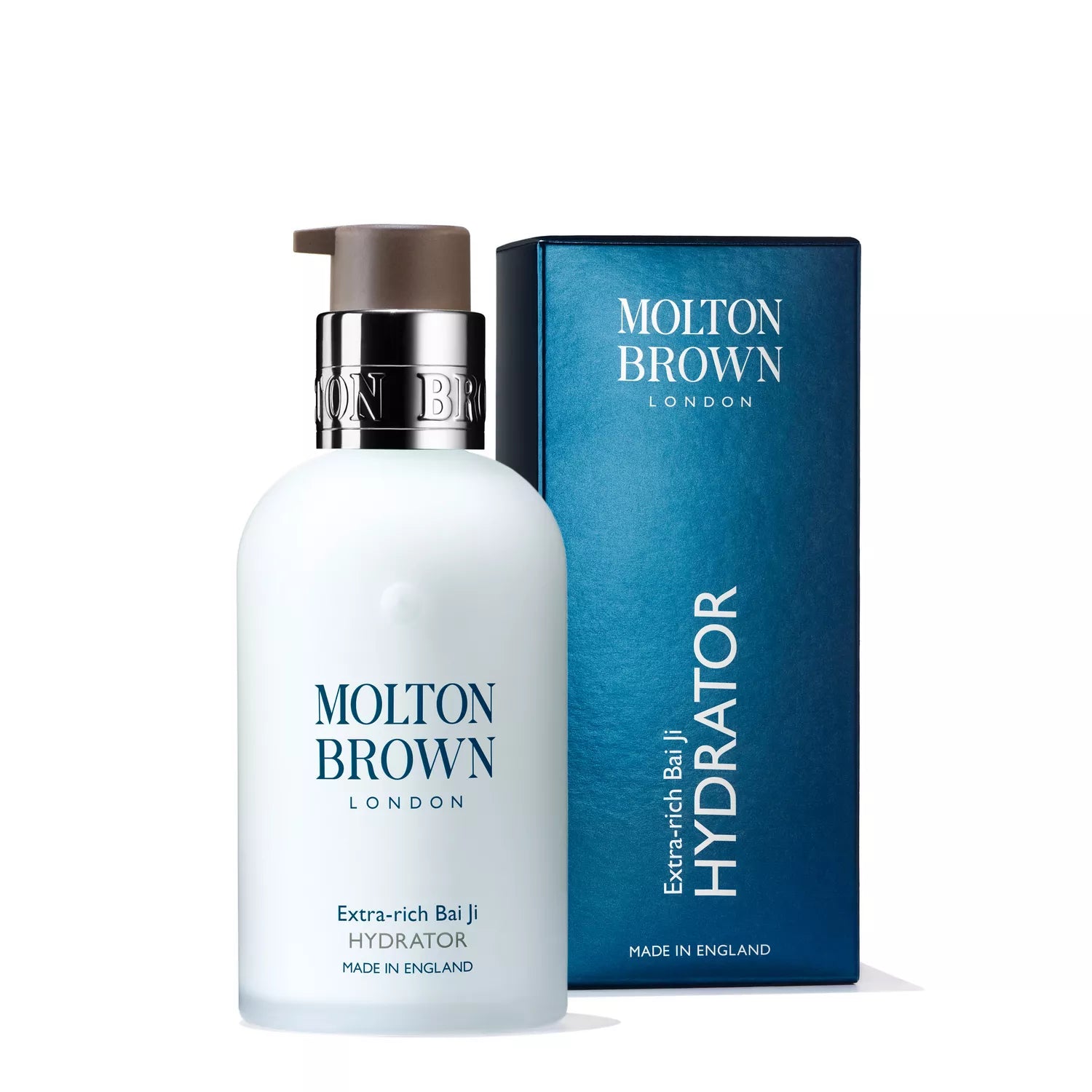 A white bottle of MoltonBrown Nederlands Extra-rich Bai Ji Hydrator 100ml with a silver-brown pump stands by its matching blue box, both displaying the brand name and details in white text for huid intensief hydrateren.