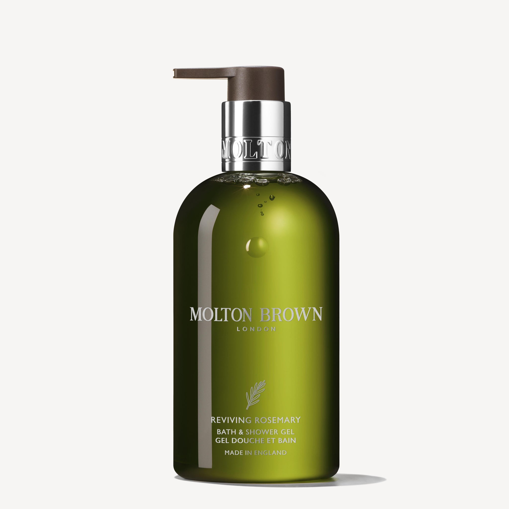 A green bottle of MoltonBrown Nederlands Reviving Rosemary Bad- & Doucheolie-in-Gel with a silver collar and brown pump sits against a white background, ideal for liefhebbers van aromatische olie.