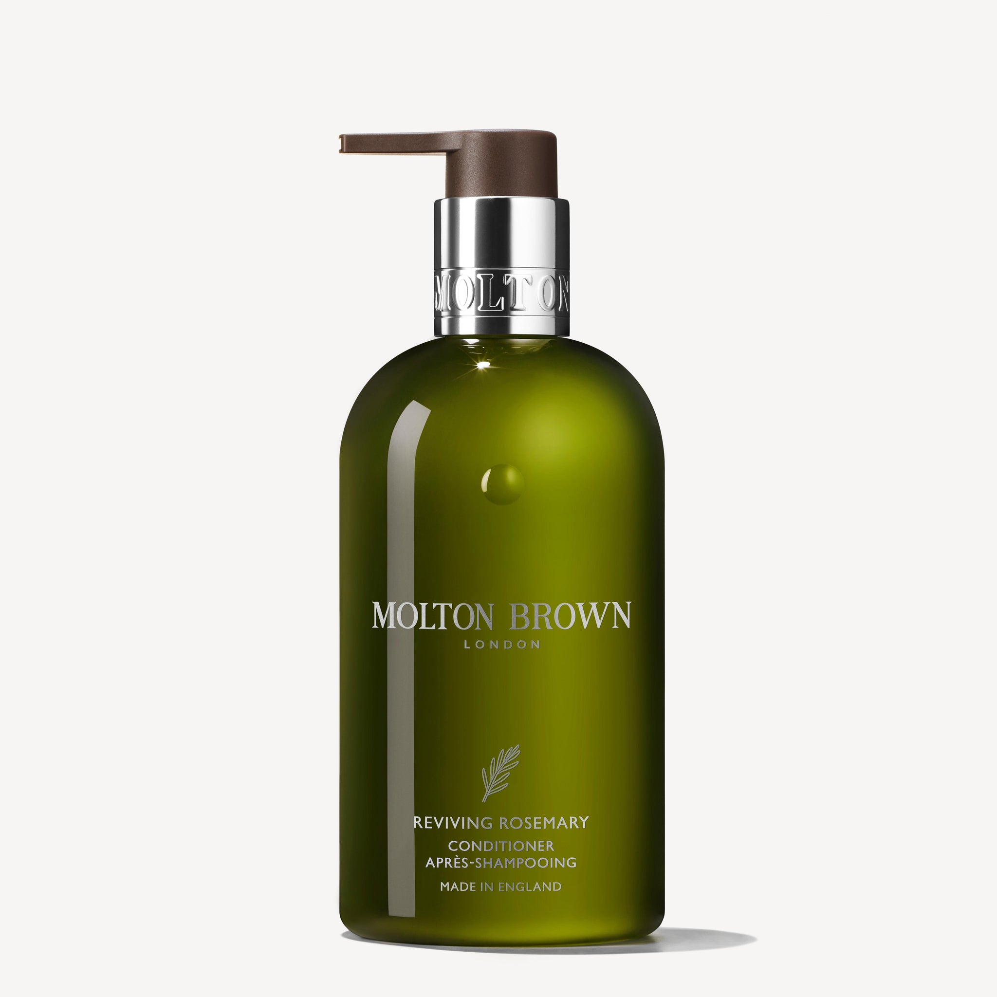 A green bottle of MoltonBrown Nederlands Reviving Rosemary Conditioner with a pump and silver collar, shown on a white background, delivers glanzend haar with its voedende conditioner formula.