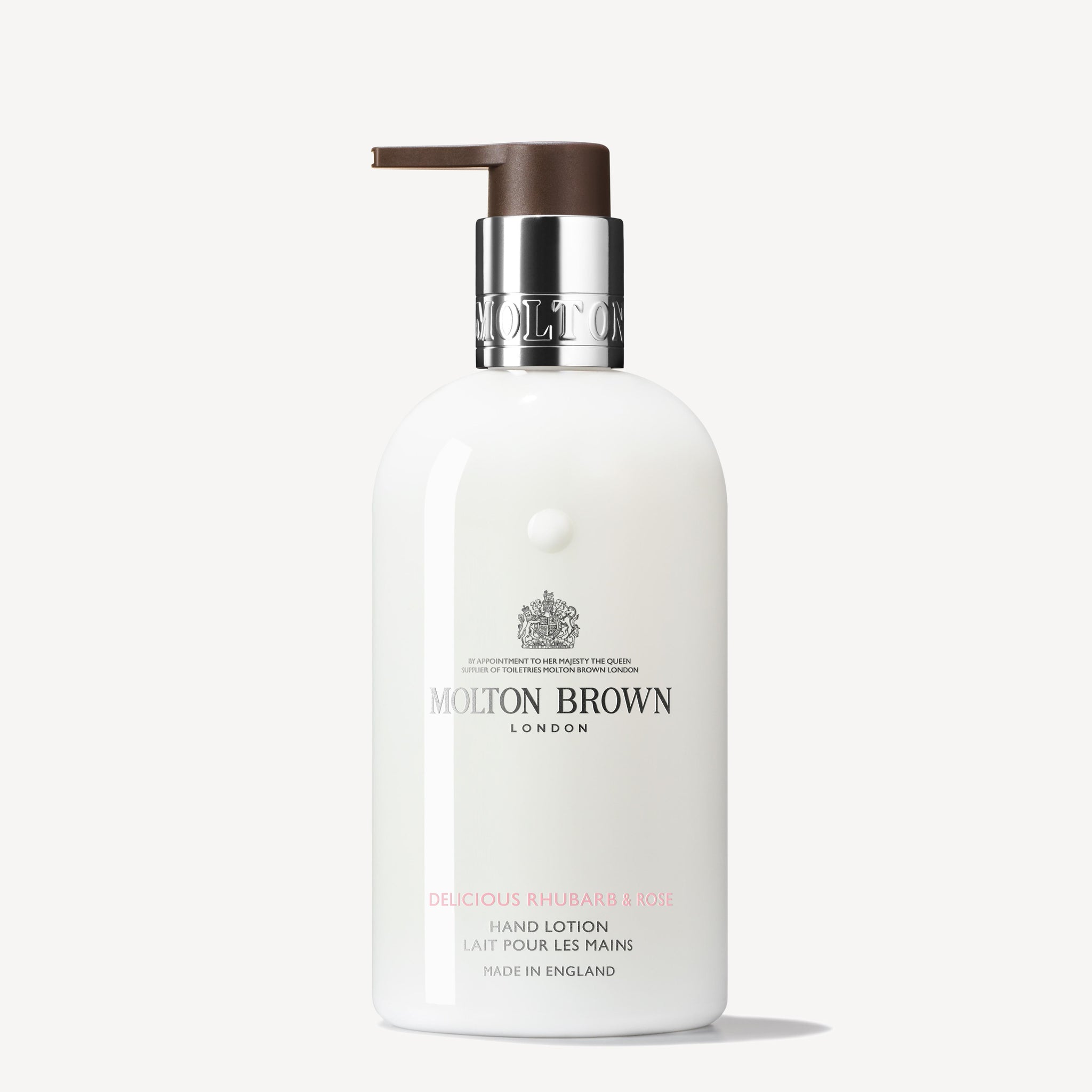 A white 300ml MoltonBrown Nederlands Delicious Rhubarb & Rose Handlotion bottle with a brown pump, featuring English and French text on the label and "Made in England" at the bottom. Scent: bloemig-fruitig.