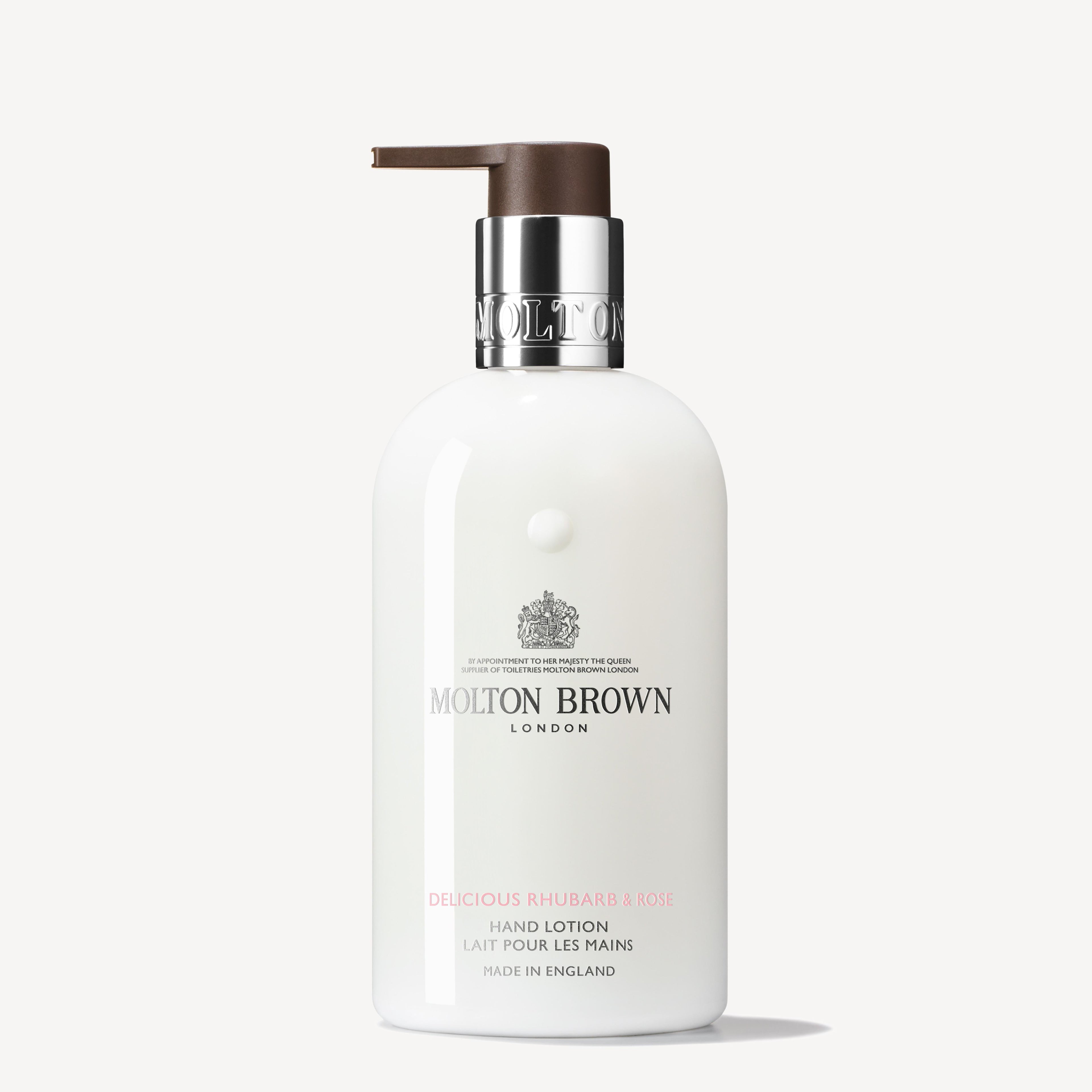 A white 300ml MoltonBrown Nederlands Delicious Rhubarb & Rose Handlotion bottle with a brown pump, featuring English and French text on the label and "Made in England" at the bottom. Scent: bloemig-fruitig.