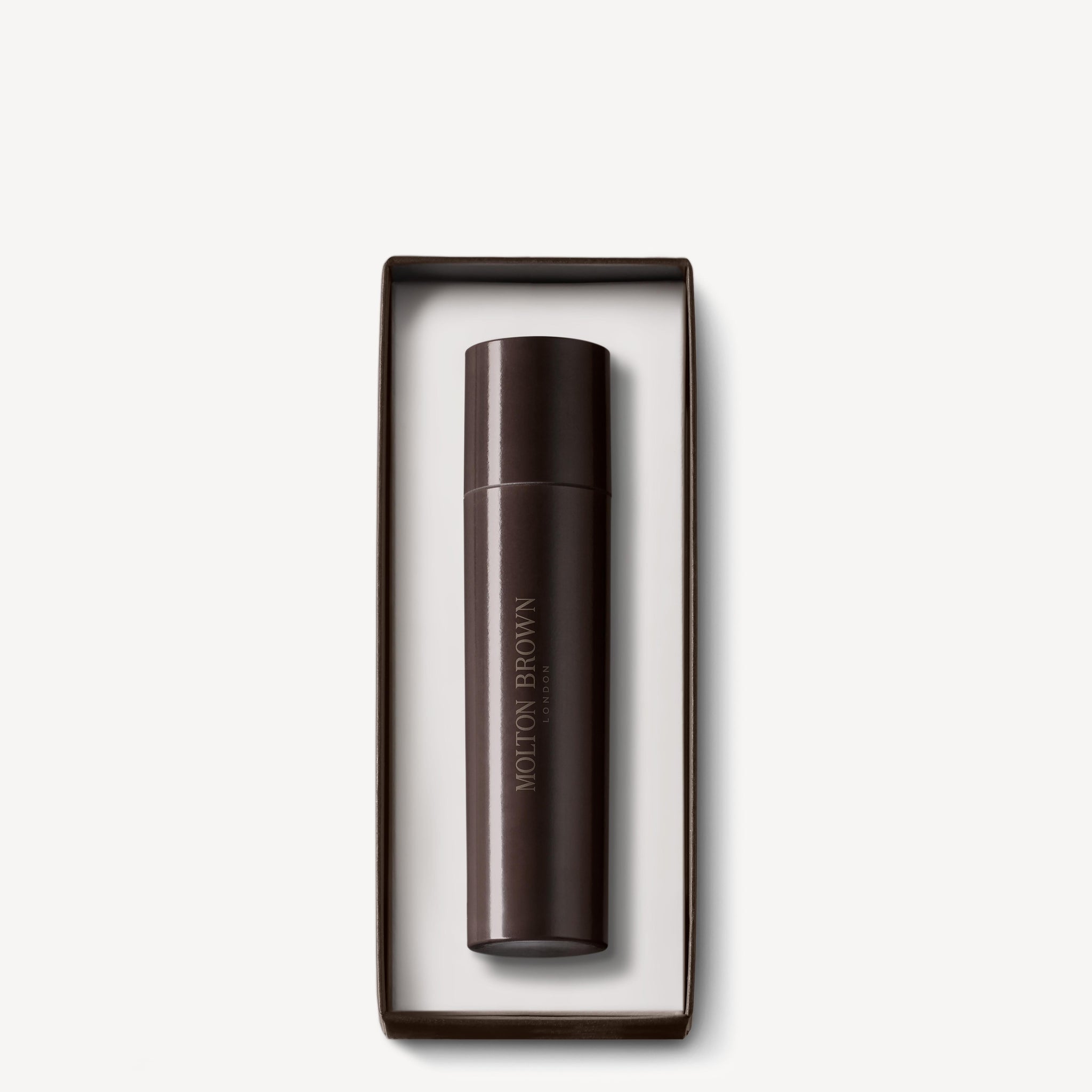 A Fragrance Reiskoffer from MoltonBrown Nederlands, featuring a dark brown handzeep bottle with jasmijn and witte moerbei extract, sits in an open box with a white interior against a plain white background.