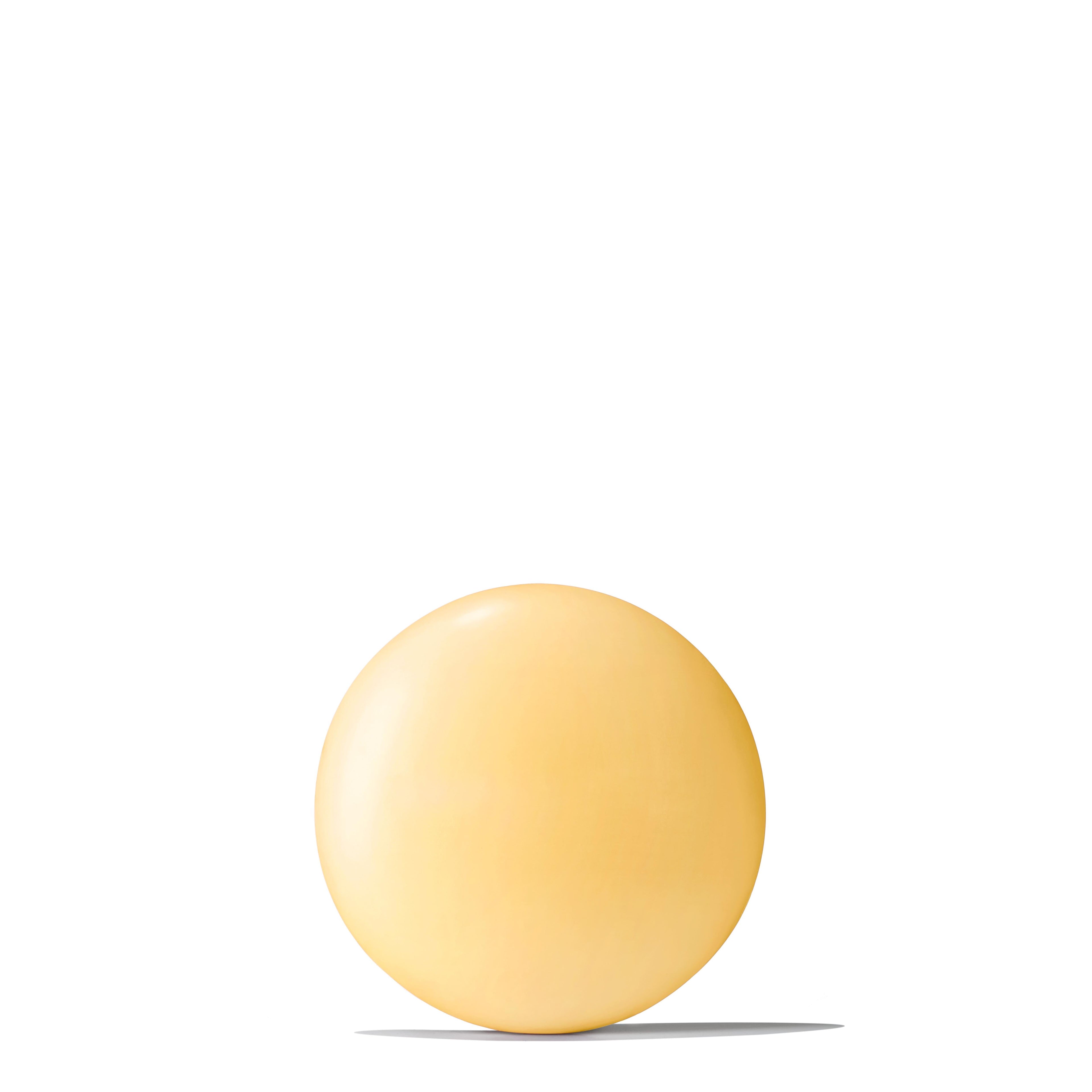 The MoltonBrown Nederlands Orange & Bergamot Perfumed Soap 150g is a smooth, round, light yellow bar infused with natuurlijke oliën, shown on a white background with a faint shadow beneath.