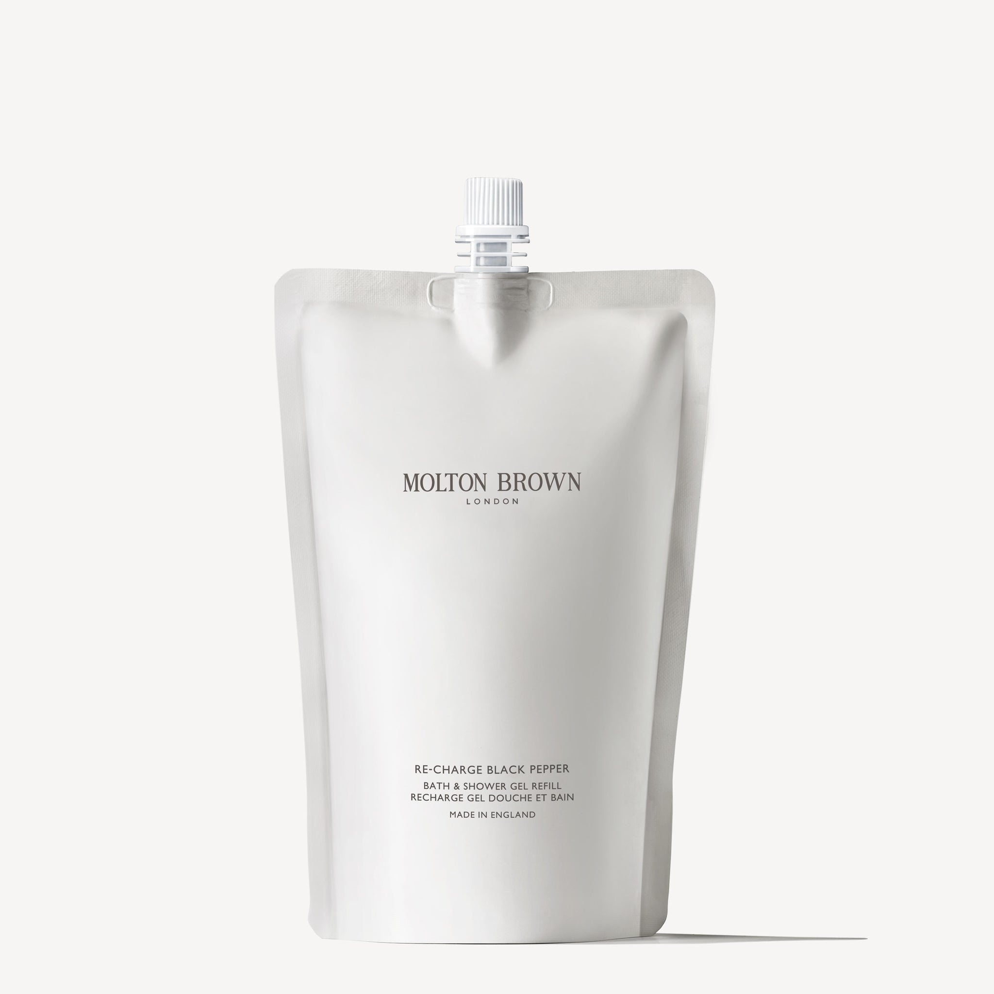 A silver 400ml Re-charge Black Pepper Bad- & Douchegel Navulling by MoltonBrown Nederlands with a white cap, ideal as a luxe navulling for je navulbare fles, shown upright against a plain white background.