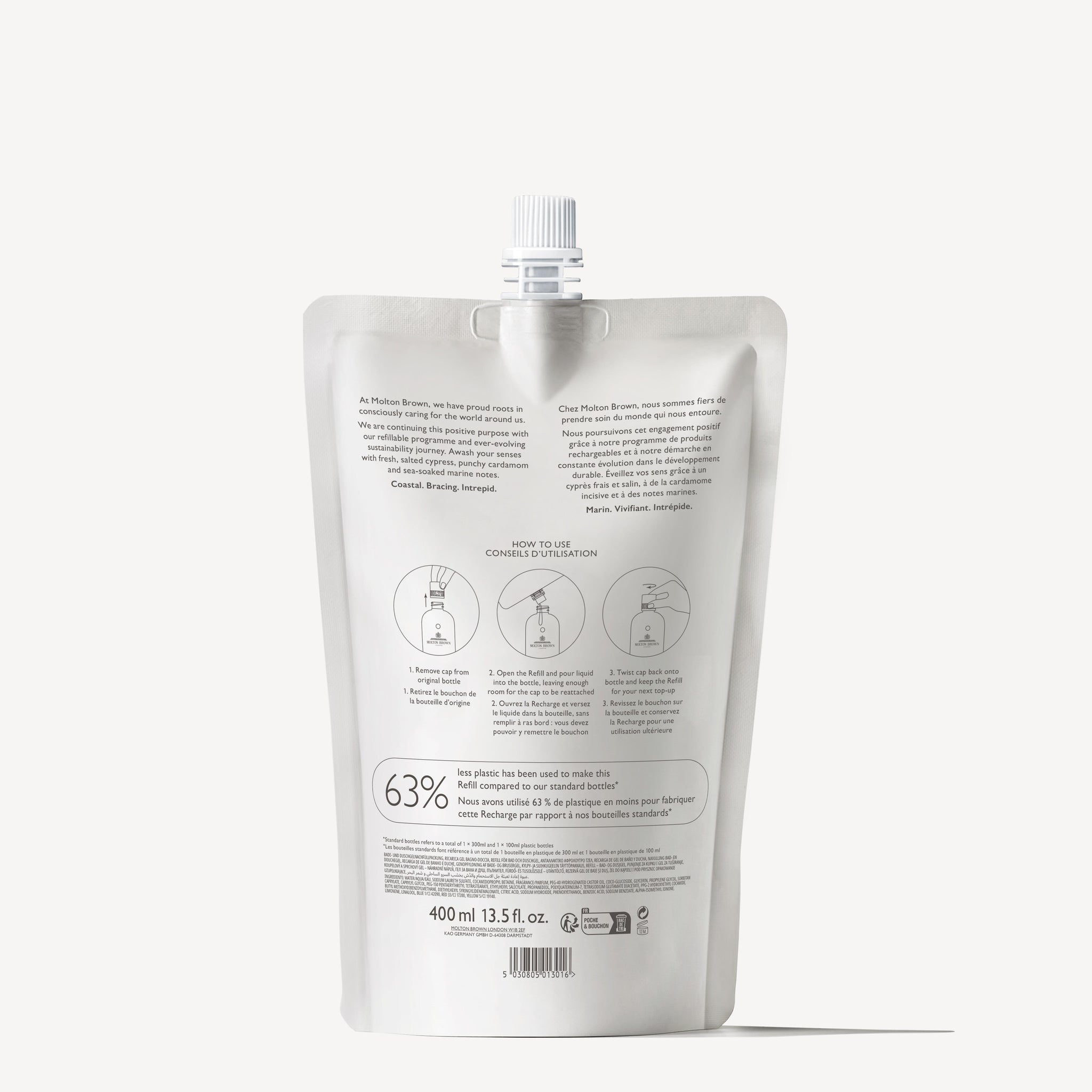 The MoltonBrown Nederlands Coastal Cypress & Sea Fennel Bad- & Douchegel Navulling 400ml is a white pouch with a spout cap and English instructions. Perfect for sustainably refilling your favoriete aromatische douchegel.