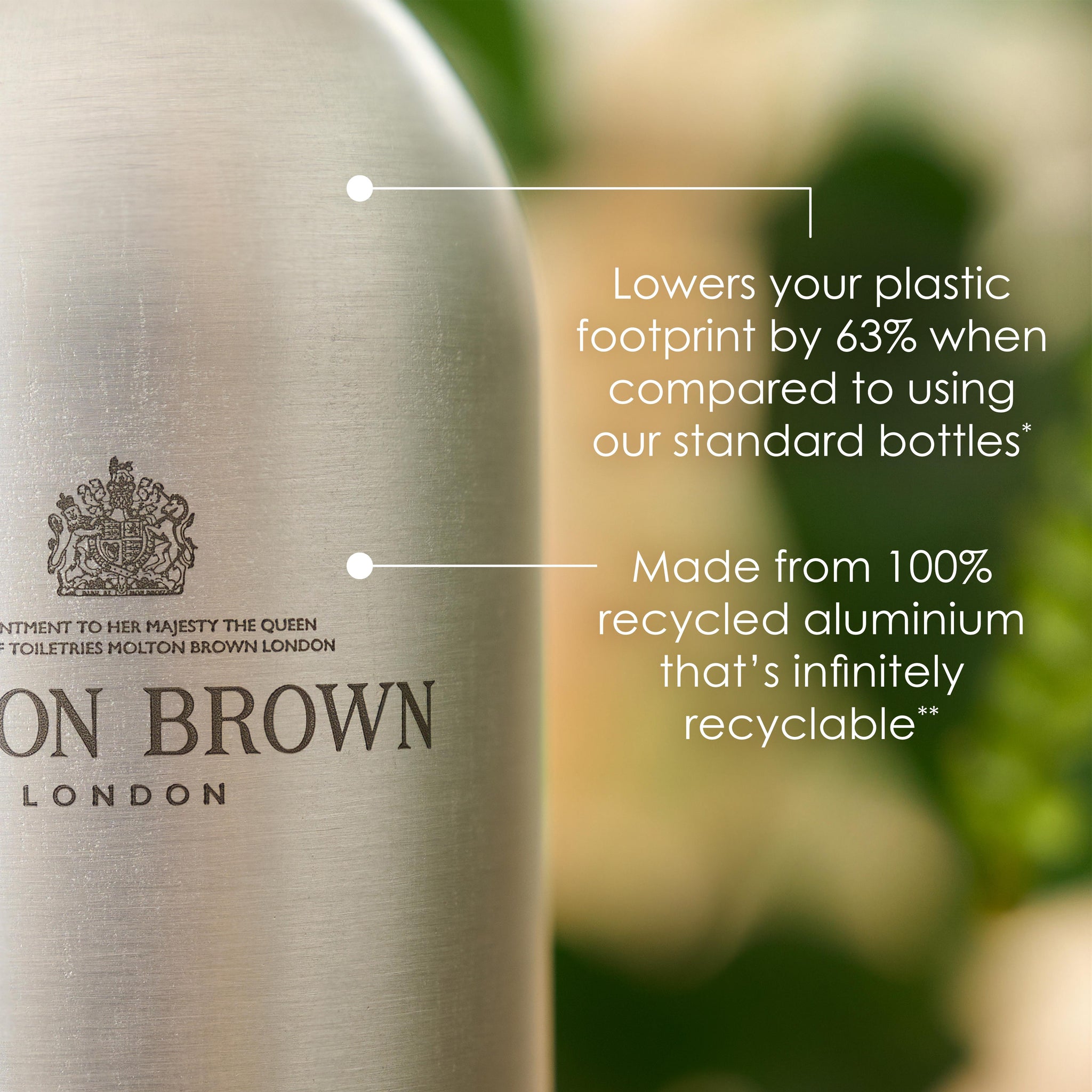 Close-up of a MoltonBrown Nederlands Fiery Pink Pepper Navulbare Fles 400ml, crafted from 100% recycled, endlessly recyclable aluminium—designed to reduce your plastic footprint by 63%.