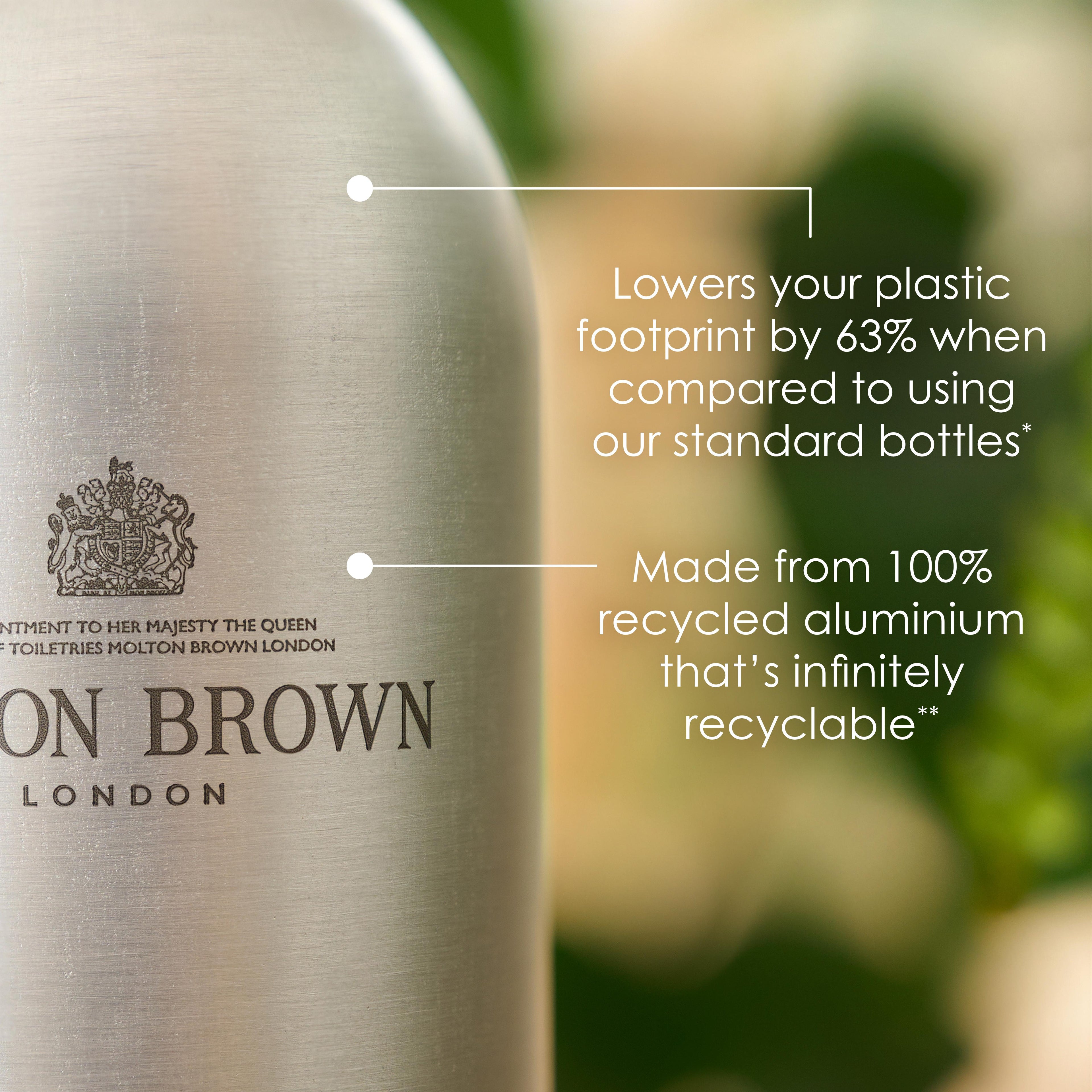 Close-up of a MoltonBrown Nederlands Fiery Pink Pepper Navulbare Fles 400ml, crafted from 100% recycled, endlessly recyclable aluminium—designed to reduce your plastic footprint by 63%.