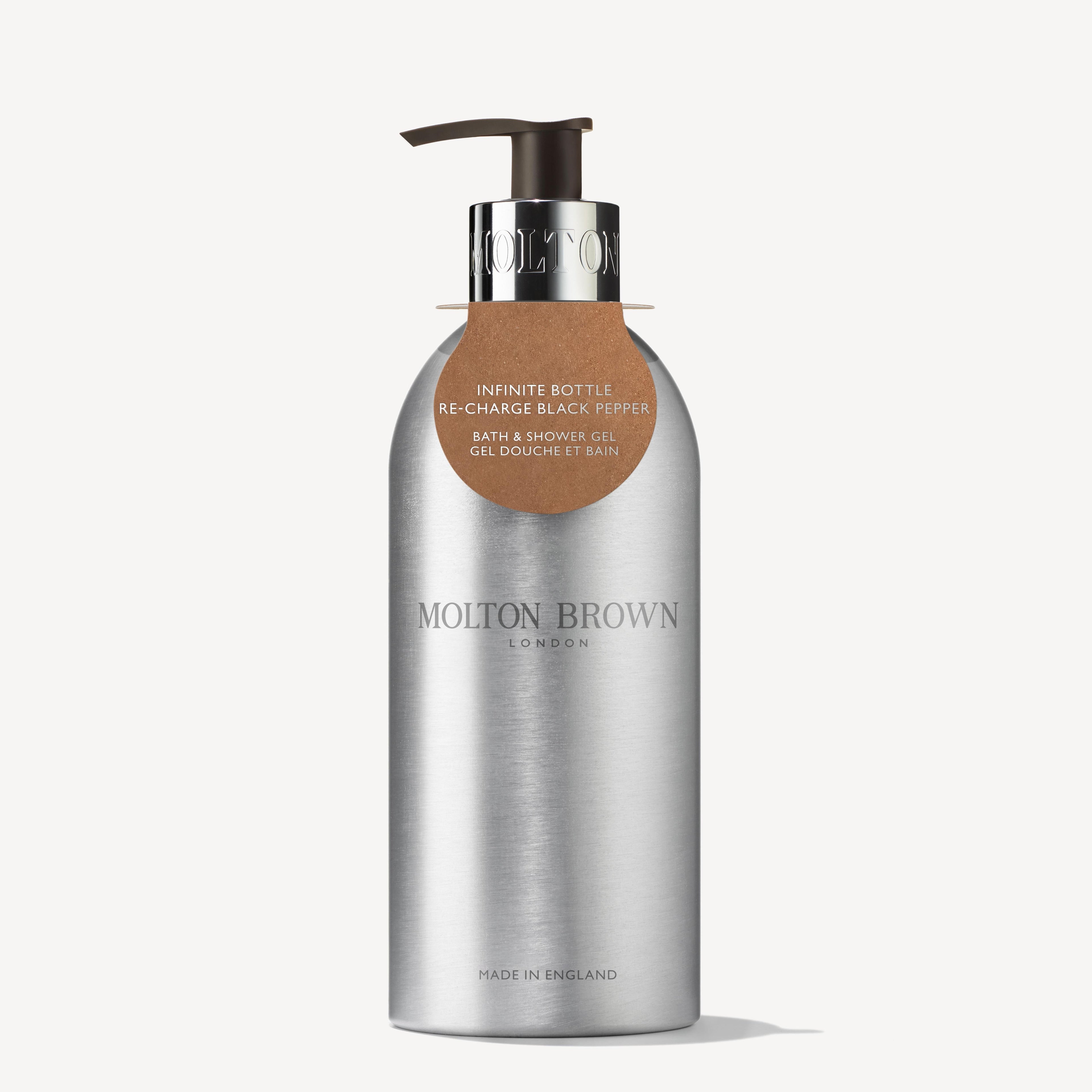 A silver MoltonBrown Nederlands Re-charge Black Pepper Navulbare Fles 400ml, made from recycled aluminium with a pump dispenser, stands upright on a white background.