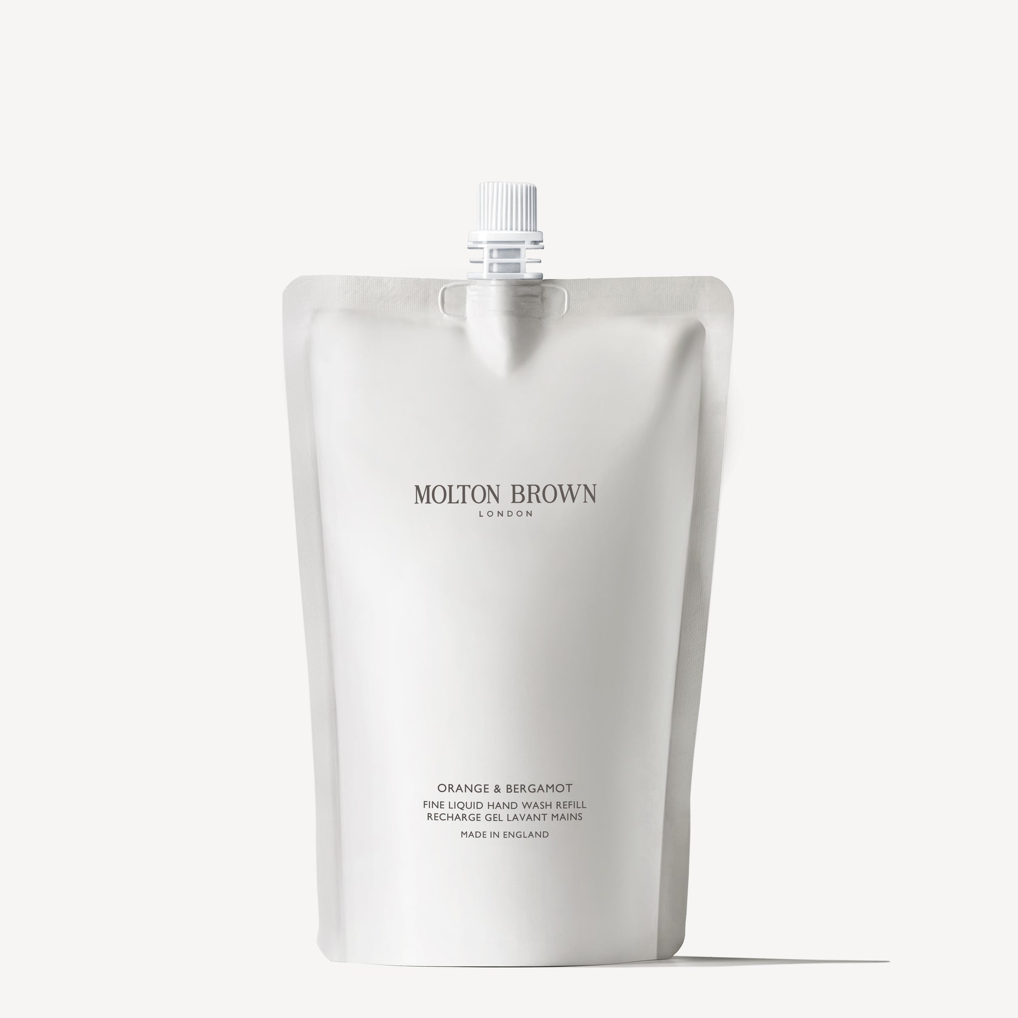 A silver MoltonBrown Nederlands navulpouch with white cap, labeled Orange & Bergamot Vloeibare Handzeep Navulling 400ml, Made in England, offers a verfrissende citrusgeur on a plain white background.