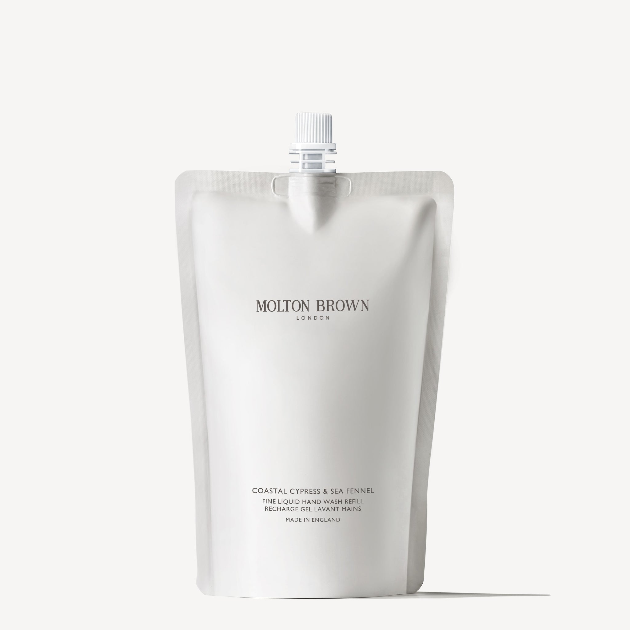 A white refill pouch of MoltonBrown Nederlands Coastal Cypress & Sea Fennel Vloeibare Handzeep Navulling 400ml, featuring minimalist grey text, offers an aromatic touch to your routine—a milieuvriendelijke keuze for your daily hand care.
