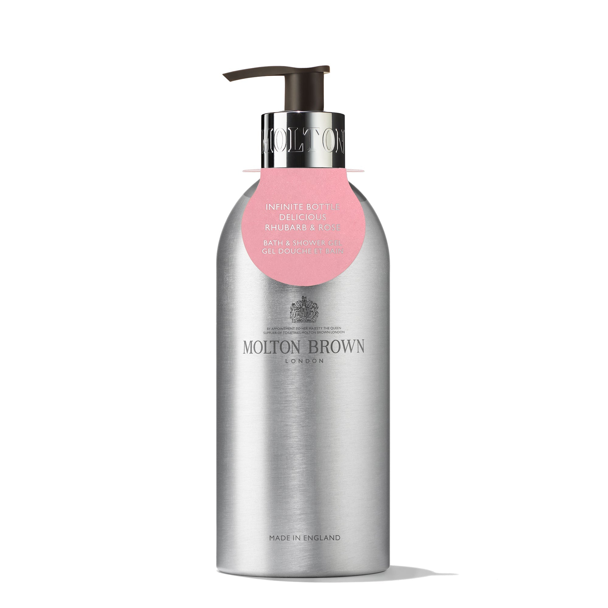 A navulbare Delicious Rhubarb & Rose fles van MoltonBrown Nederlands, voorzien van een zilveren pomp en roze Infinite Bottle-label. Ideaal voor reisformaten, deze luxe verzorging staat rechtop tegen een witte achtergrond.